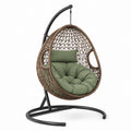 Rattan Hängesessel mit grünem Kissen und Stahlrahmen